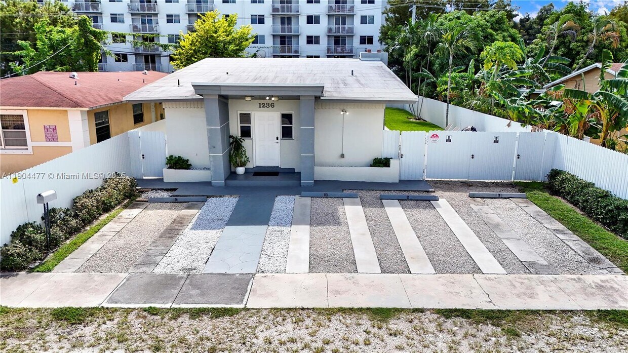 Foto principal - 1236 NE 109th St