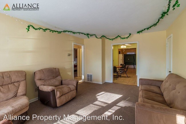 Building Photo - 4 br, 2 bath Room For Rent - 1515 Harry Rd