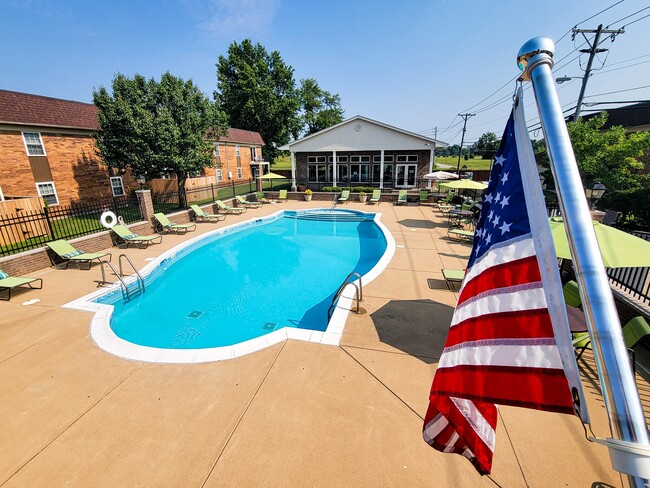 Swimming Pool - Tanglewood Apartments