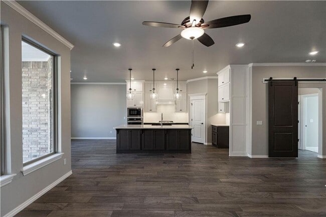 Building Photo - Very Nice 4 Bedroom, 3 Bathroom 3 Car Gara...