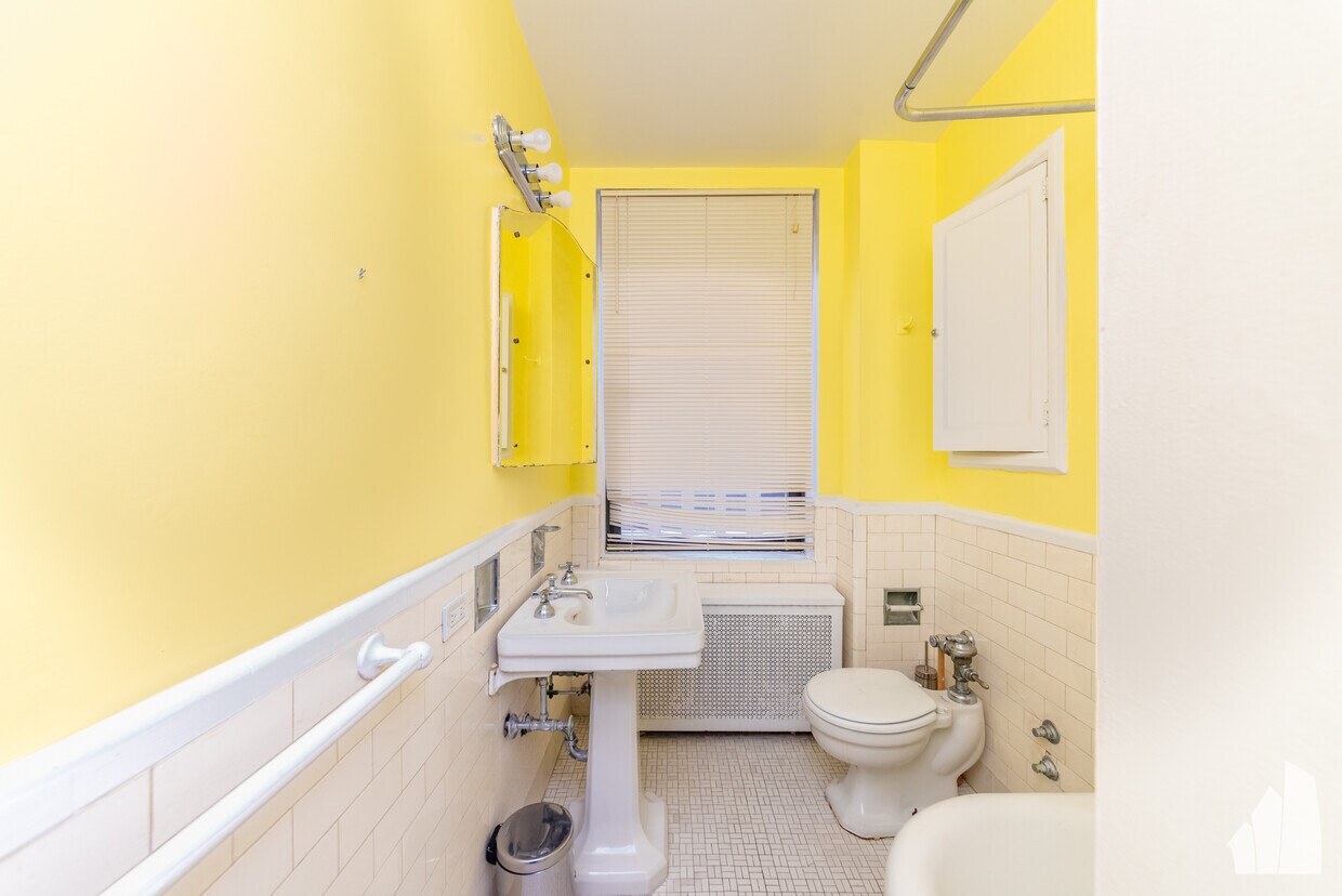 Primary Photo - 2052 N Lincoln Park W