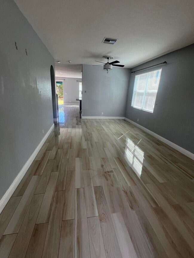 Foto del edificio - 810 Palm Tree Ln