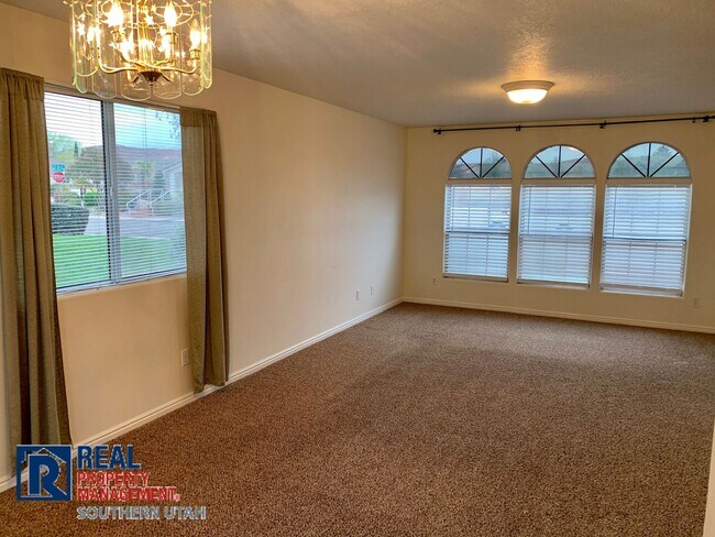 Foto del edificio - Park side Townhome End Unit!