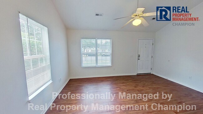 Foto del edificio - 3 BD/2BA Home with Sunny Floorplan and Eat-in Kitchen