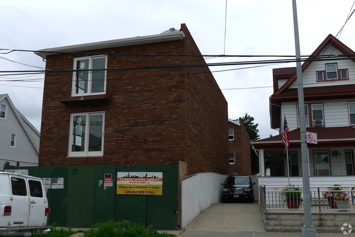 Primary Photo - 90-18 176th St