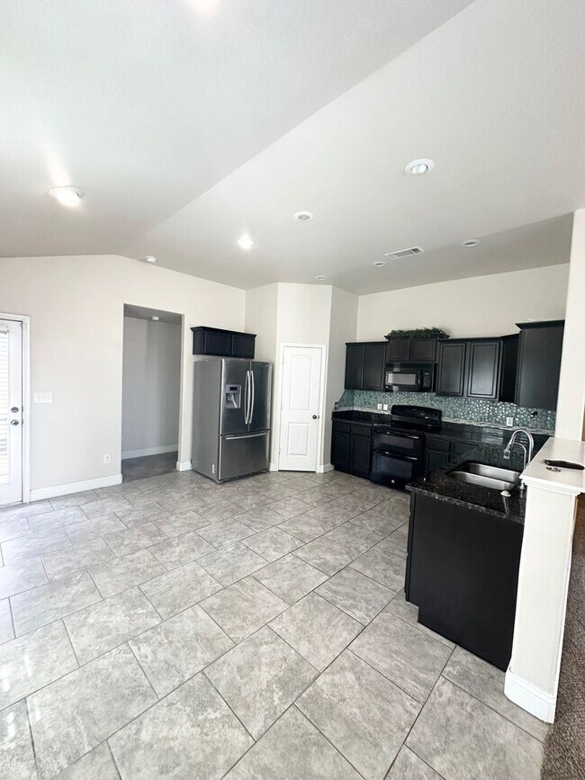 Foto del edificio - 4 Bed 2 Bath Ready to Rent ASAP!