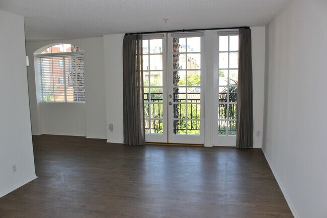 Foto del edificio - 328 S Cloverdale Ave