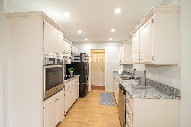 Building Photo - 8521 Sw 36Th Ter