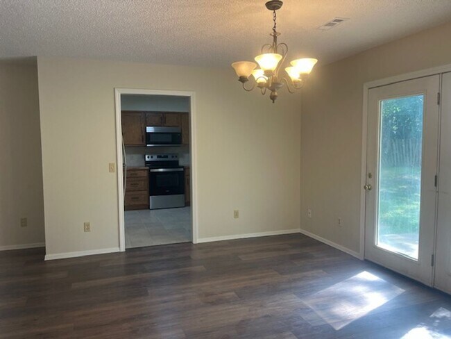 Foto del edificio - 4 Bedroom 2 bath Rogers!