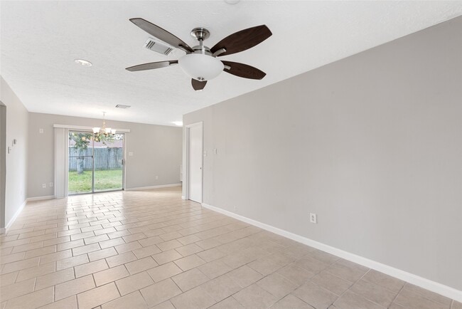 Building Photo - 743 Deercrest St