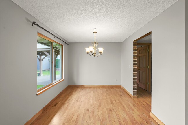 Building Photo - Charming 3 BR, 2 BR Mt. Pleasant Home.