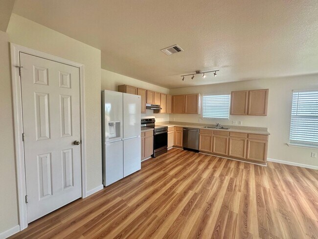 Foto del edificio - 3 BED 2.5 BATH WITH FRESH PAINT AND NEW AP...