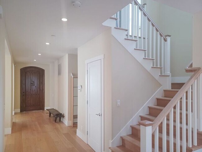 Building Photo - Home in heart of Palo Alto! 4 bed 3 full b...
