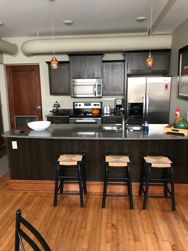Kitchen and Breakfast bar - 41 E University Ave
