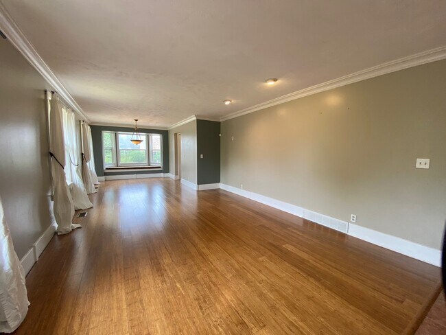 Building Photo - 2027 Kramer Dr