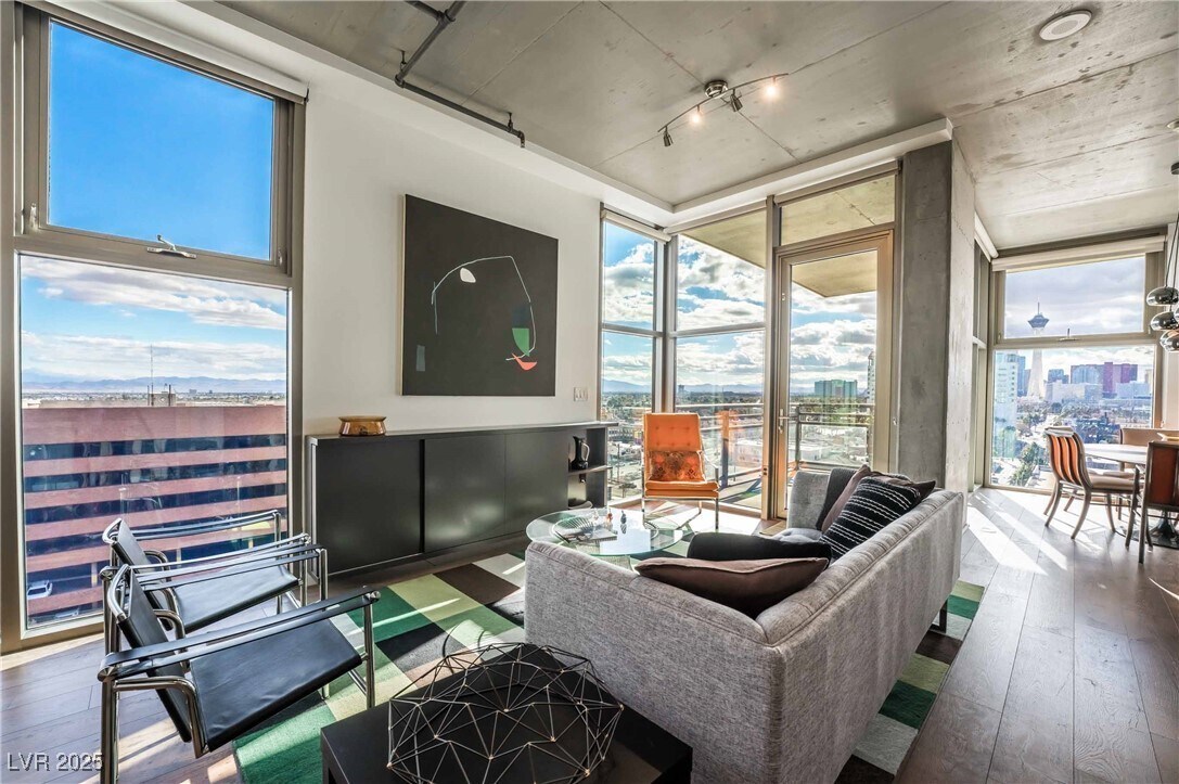 Foto principal - 353 E Bonneville Ave