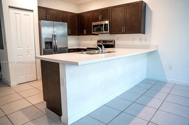Foto del edificio - 2684 SE 19th St