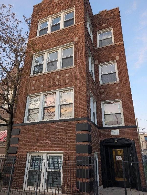 Building Photo - 1221 S Avers Ave