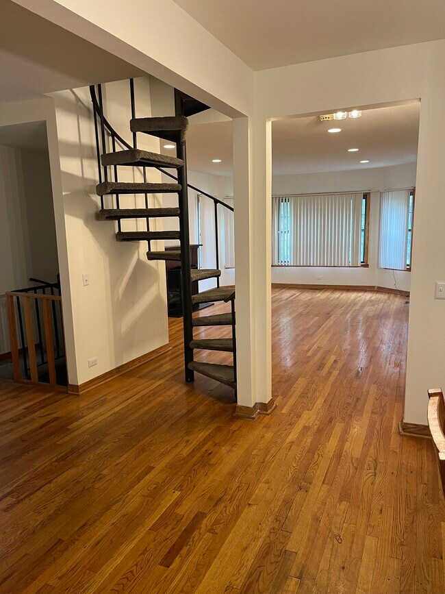 Foto del edificio - 8742 S Harper Ave