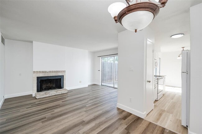 Building Photo - 6910 Hart Ln
