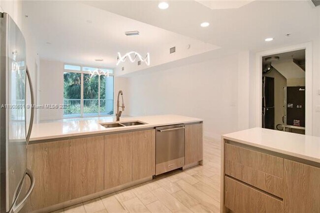 Foto del edificio - 14951 Royal Oaks Ln