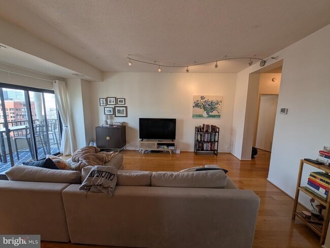 Foto del edificio - 1600 N Oak St