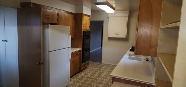 Foto del edificio - This is a spacious house featuring four bedrooms and two bathrooms, along with a two-car garage.