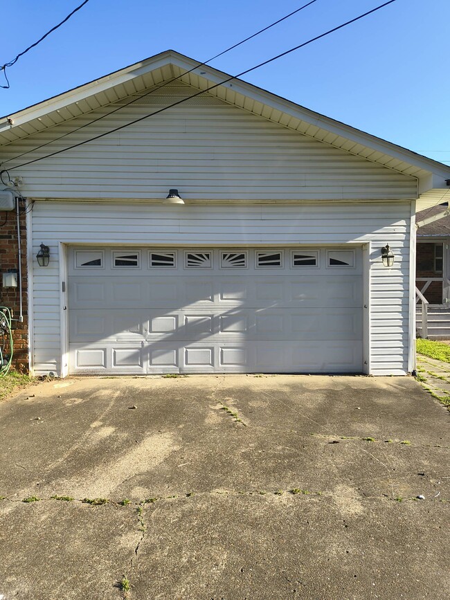 Building Photo - 1202 Rickwood Rd