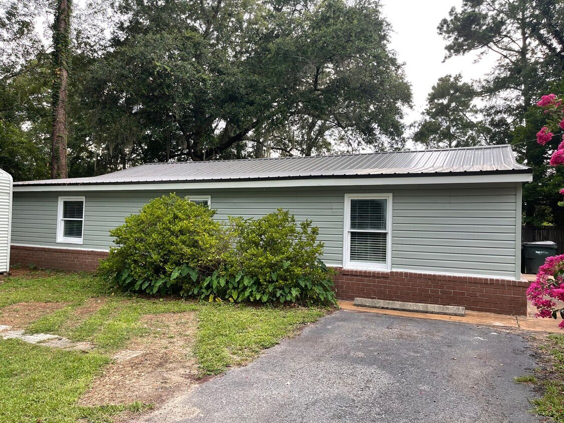 763 Dunlevie Rd Unit B, Allenhurst, GA 31301 Room for Rent in