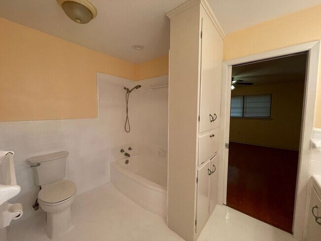 Building Photo - 9194 S Riveroaks Dr
