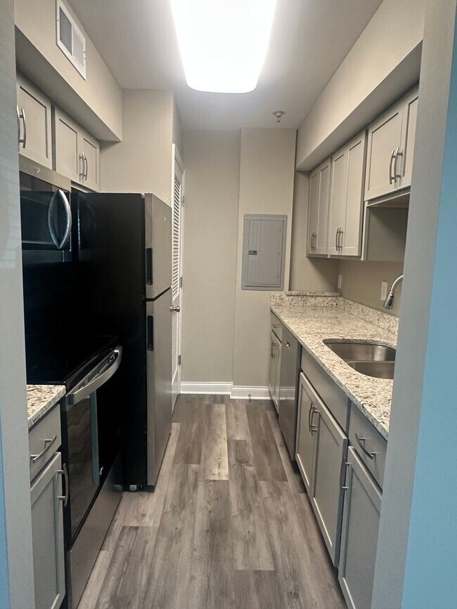 Foto del edificio - Stylish 2-Bed, 1.5-Bath Condo | Pool, Gym ...