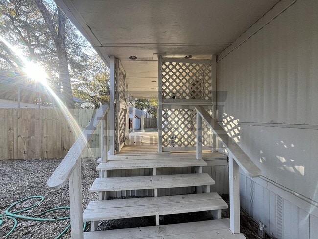 Building Photo - Spacious 2-bedroom, 1-bathroom home!