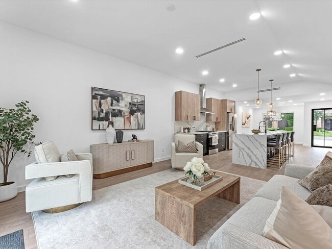 Photo - 1826 Woodcrest Dr House