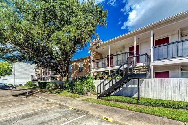 Building Photo - 2100 Wilcrest Dr