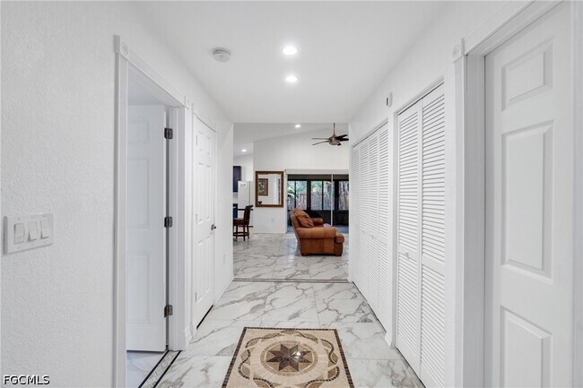 Foto del edificio - 6511 Royal Woods Dr