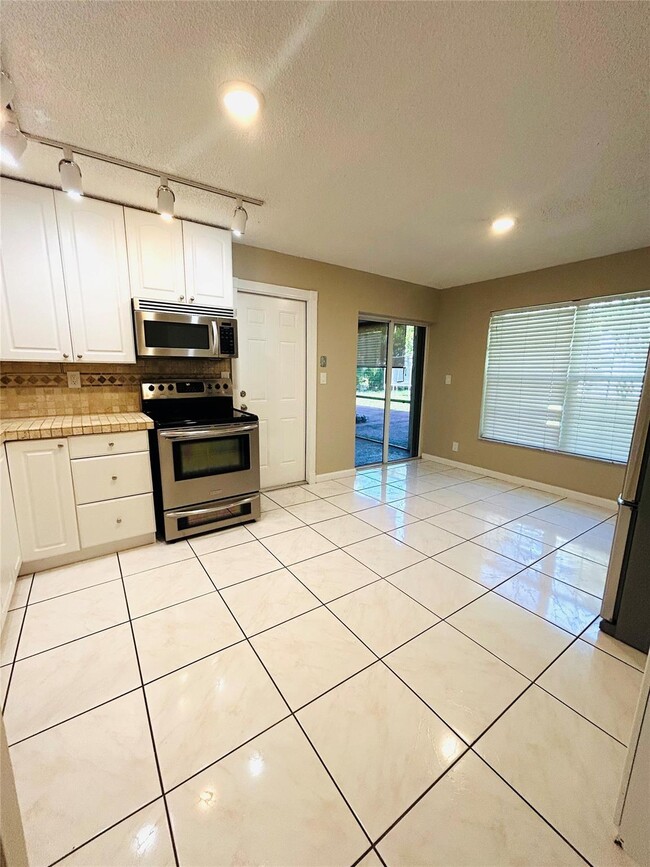 Building Photo - 1470 NW 93rd Ter