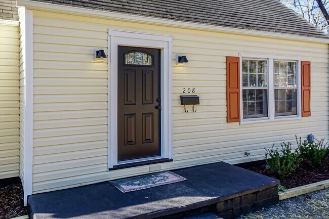 Foto del edificio - Amazingly large 2 bedroom home with fenced yard!