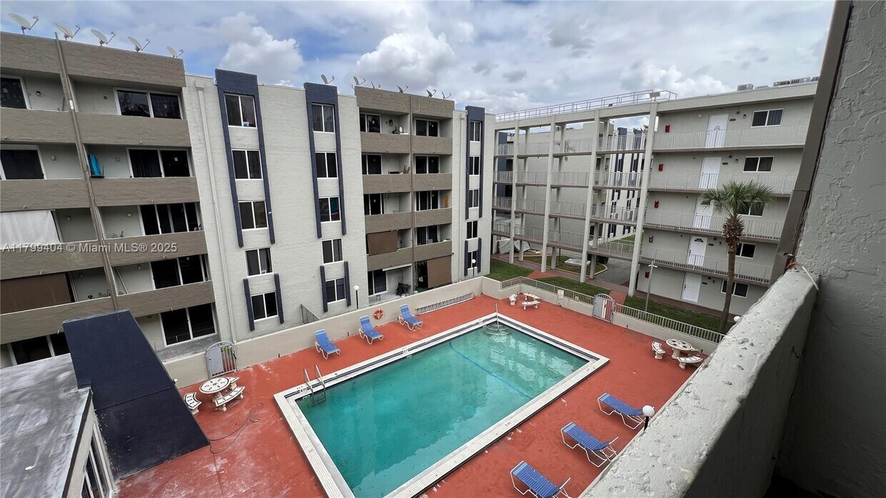 Foto principal - 10000 NW 80th Ct