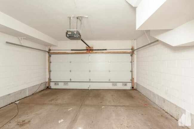 Building Photo - 4 bedroom in CHICAGO IL 60614