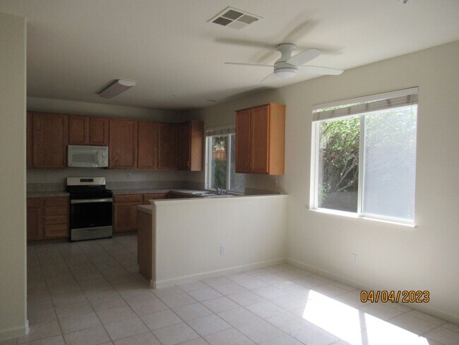 Building Photo - 4570 Stillson St