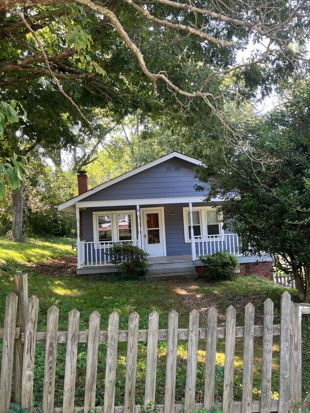 Foto principal - Cute 2 bedroom, 1 bathroom home in Woodfin!