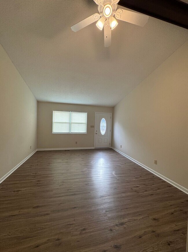 Foto del edificio - Located in Creedmoor.  Completely remodeled three bedroom house