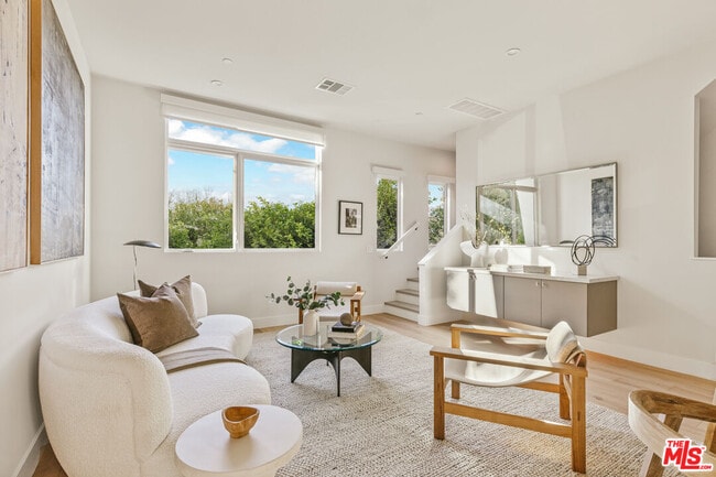 Foto del edificio - 3230 S Barrington Ave