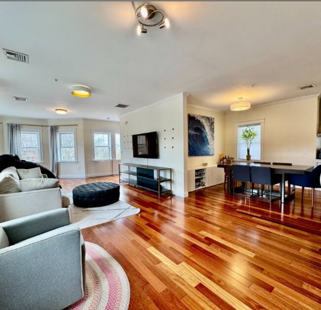 Building Photo - Furnished 2500 sq ft 3 Bed/3 Bath with Parking