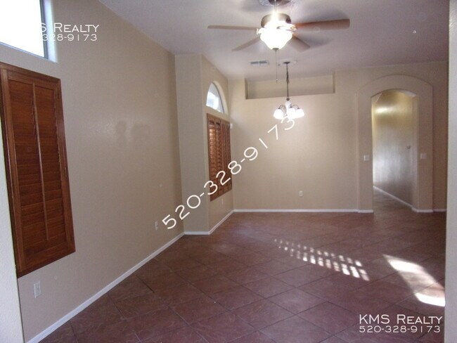 Building Photo - 2 Bedroom 2 Bath 2037 E Calle Gran Desiert...