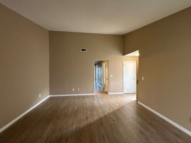 Building Photo - Great 2 BD 2 BA Home Near Elk Grove Florin...