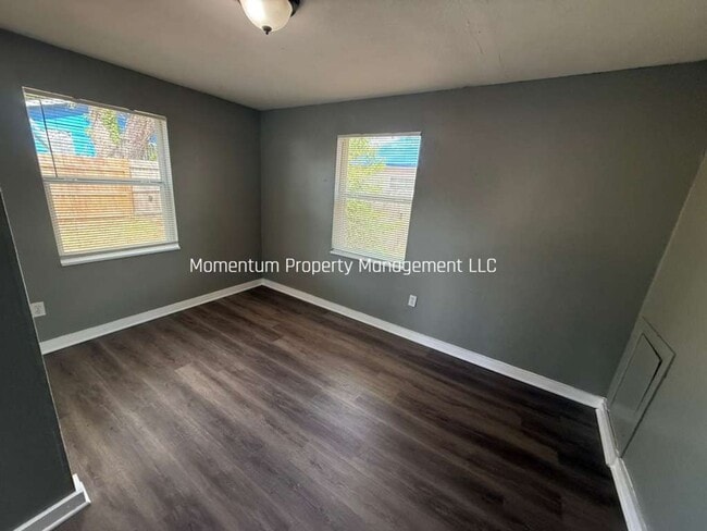 Building Photo - 3/1 Remodeled Tampa Home- READY FOR IMMEDIATE MOVE IN!!