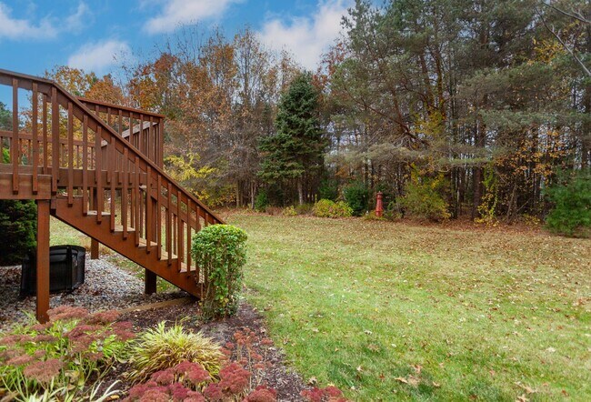 Building Photo - Three Bedroom Condo Holland North Side