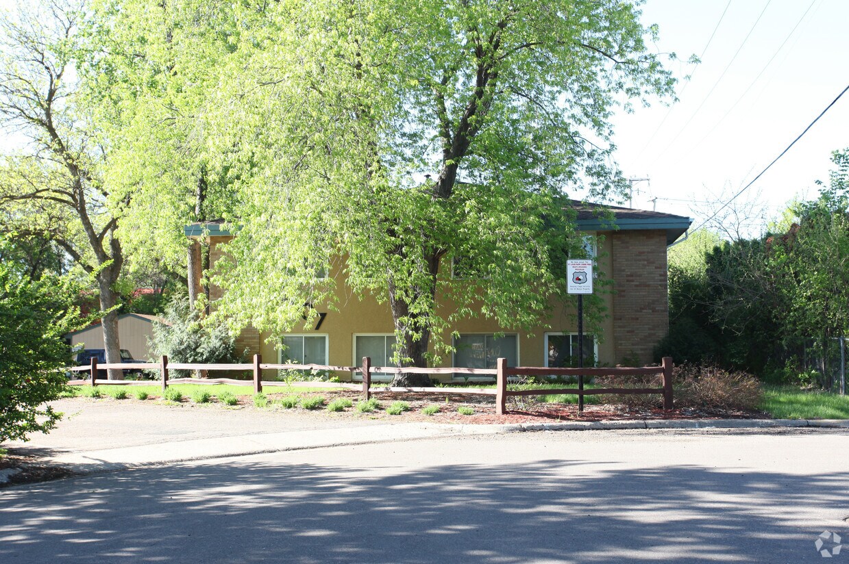 Foto del edificio - 2407 Hampshire Ave S