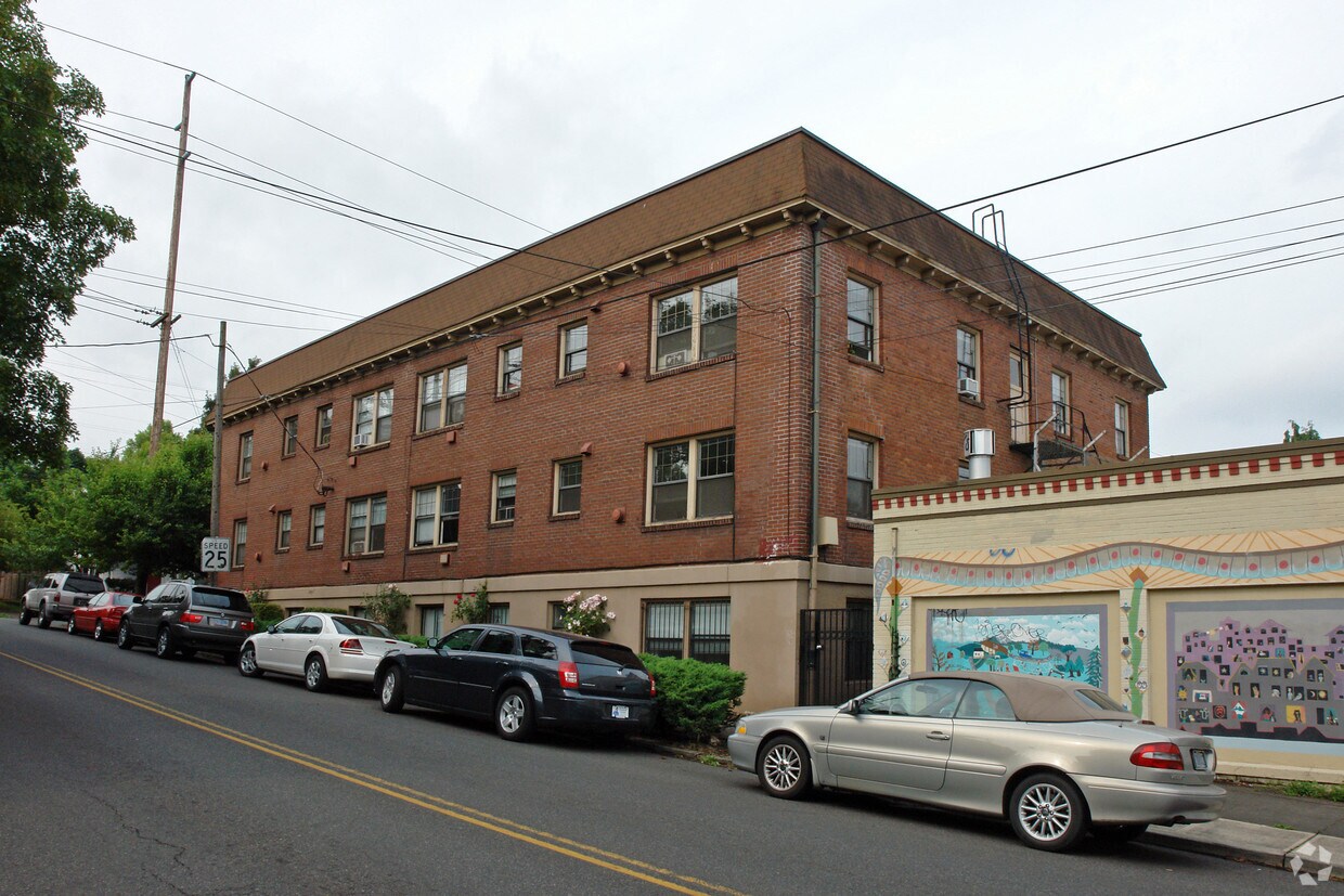 Primary Photo - 2949 SE Yamhill St